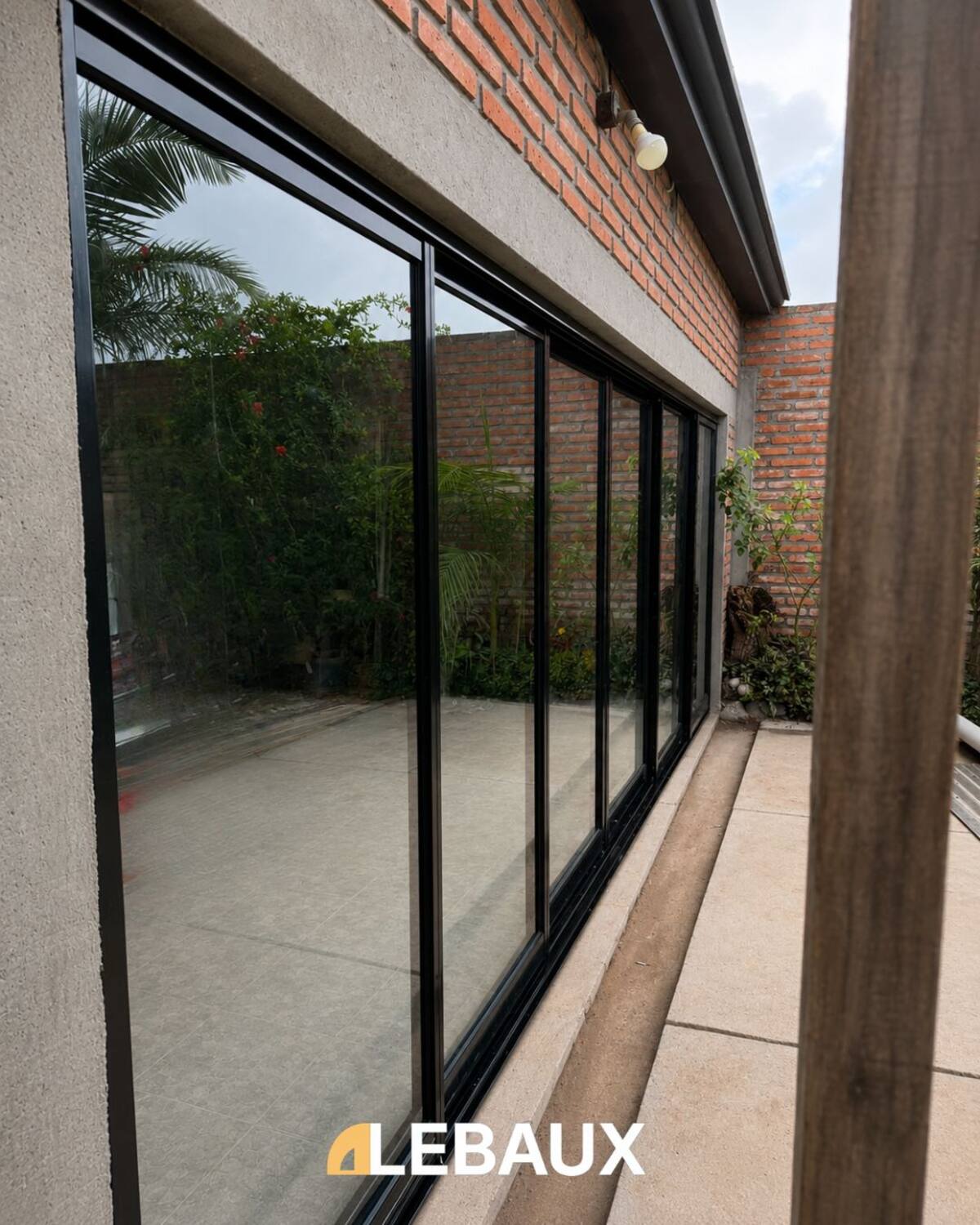 Obra terminada con aberturas de aluminio negro LEBAUX